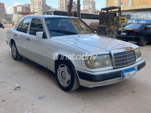 Mercedes E 200 1988 White Manual Used for Sale in Greater Cairo ( Cairo + Giza) - 8