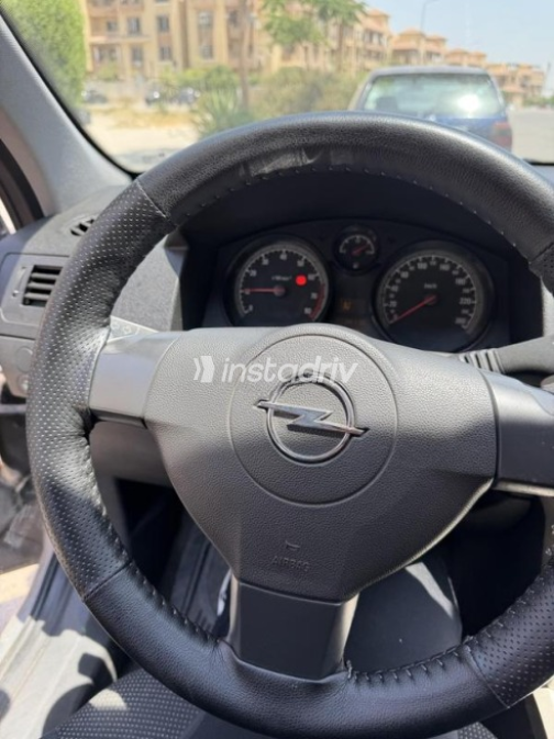 Opel Astra 2008 Gray Automatic Used for Sale in Sheikh Zayed City - 6