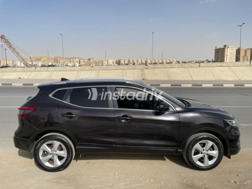 Nissan Qashqai 2018 Burgundy Automatic Used for Sale in Maadi - 4
