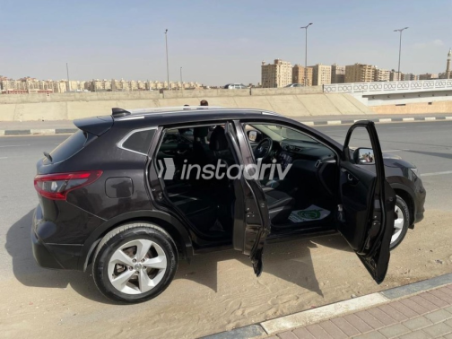 Nissan Qashqai 2018 Burgundy Automatic Used for Sale in Maadi - 5