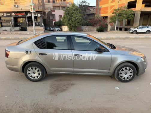 سكودا اوكتافيا A7 2015 برونزي أوتوماتيك مستعملة للبيع في المنصورة - 4
