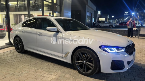 بي ام دبليو 520 2019 أبيض أوتوماتيك مستعملة للبيع في القاهرة - 2