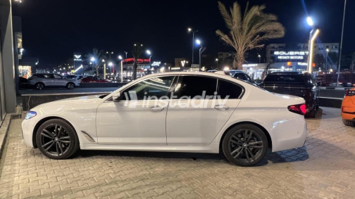 بي ام دبليو 520 2019 أبيض أوتوماتيك مستعملة للبيع في القاهرة - 4