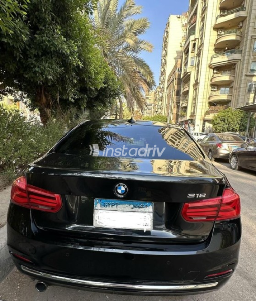 بي ام دبليو 318 2018 أسود أوتوماتيك مستعملة للبيع في مصر الجديدة - 3