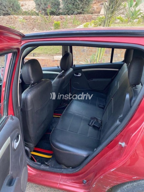Renault Sandero 2014 Red Automatic Used for Sale in Cairo - 3