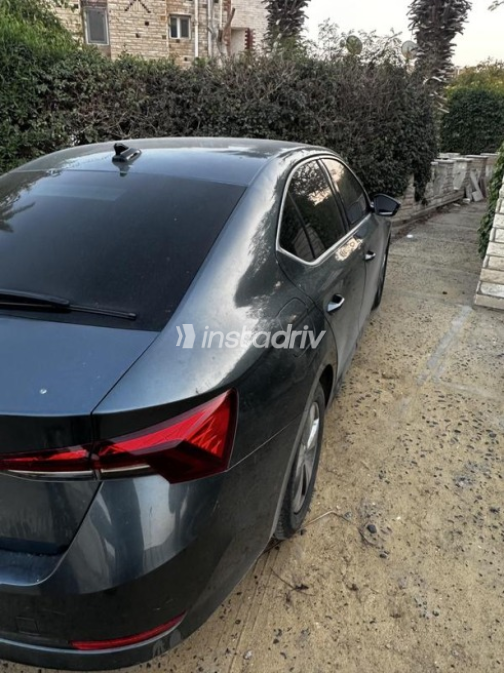 سكودا اوكتافيا A8 2021 فضي أوتوماتيك مستعملة للبيع في الشرقية - 4
