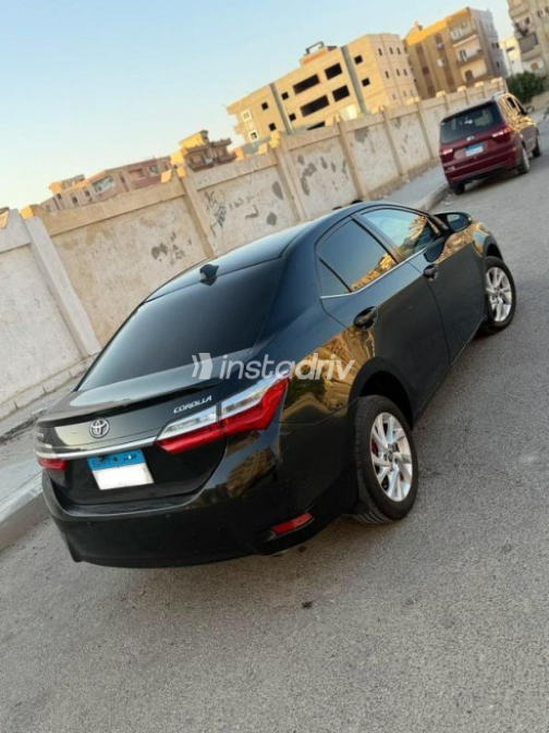 تويوتا كورولا 2019 أسود أوتوماتيك مستعملة للبيع في القاهرة - 2