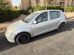 رينو سانديرو 2013 فضي أوتوماتيك مستعملة للبيع في مدينة الشيخ زايد