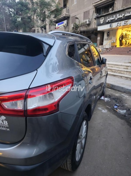 Nissan Qashqai 2017 White Automatic Used for Sale in Greater Cairo ( Cairo + Giza) - 3
