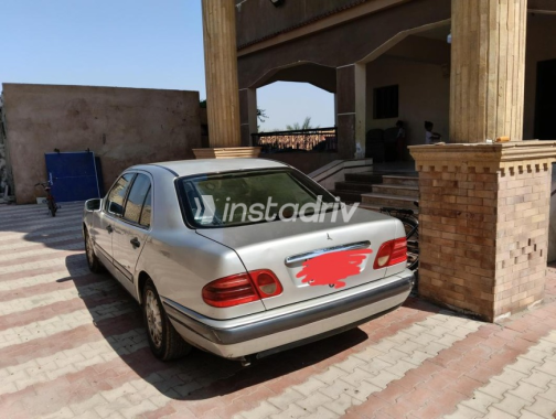 مرسيدس E 200 1999 فضي أوتوماتيك مستعملة للبيع في فاقوس - 4
