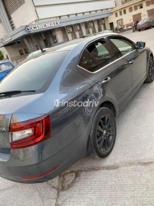 سكودا اوكتافيا A7 2020 رمادي غامق أوتوماتيك مستعملة للبيع في المحلة - 3
