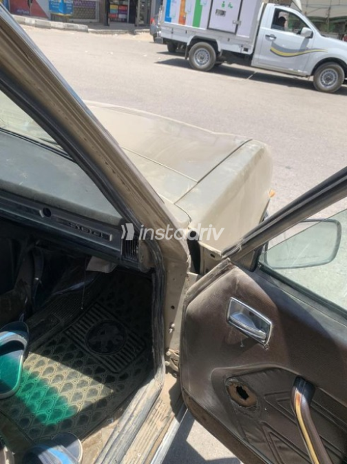 Peugeot 504 1975 Gold Automatic Used for Sale in 10th of Ramadan - 5