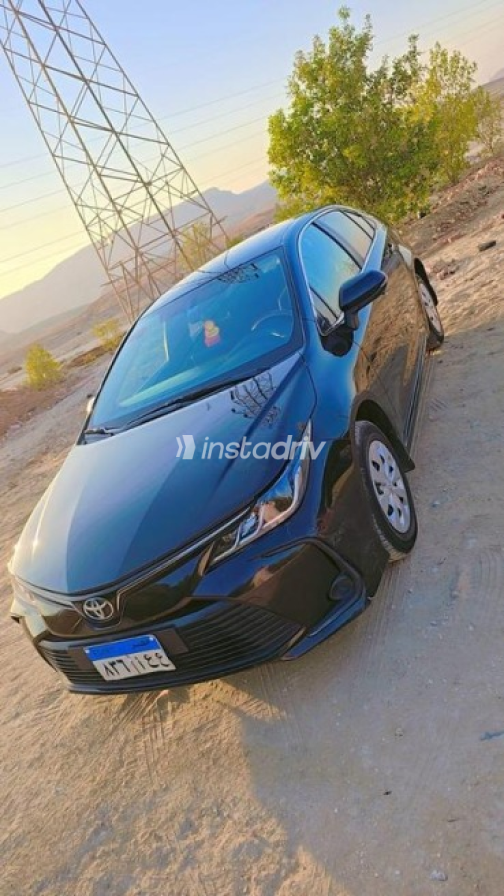 تويوتا كورولا 2022 أسود أوتوماتيك مستعملة للبيع في الجيزة - 2