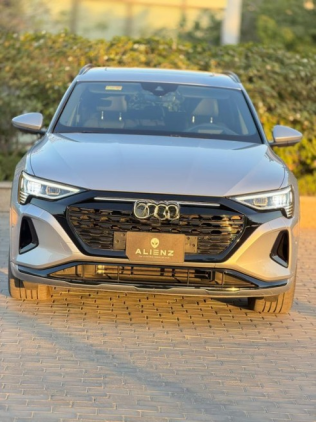 اودي Q8 2024 رمادي أوتوماتيك مستعملة للبيع في مدينة الشيخ زايد