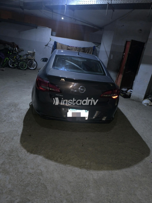 Opel Astra 2016 Dark Gray Automatic Used for Sale in Greater Cairo ( Cairo + Giza) - 3