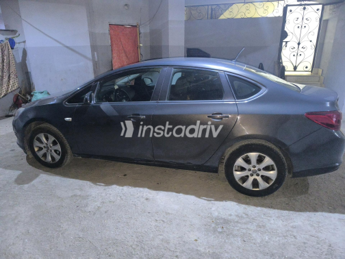 Opel Astra 2016 Dark Gray Automatic Used for Sale in Greater Cairo ( Cairo + Giza) - 4