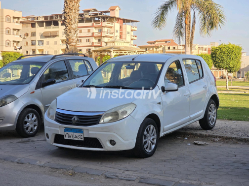 Renault Sandero 2014 White Automatic Used for Sale in Greater Cairo ( Cairo + Giza) - 3