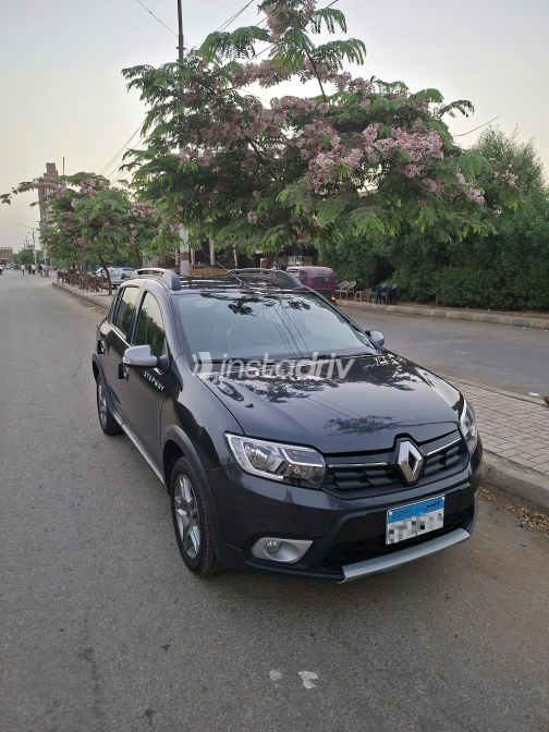 Renault Sandero Step Way 2021 Gray Automatic Used for Sale in Greater Cairo ( Cairo + Giza) - 2