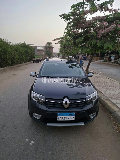 Renault Sandero Step Way 2021 Gray Automatic Used for Sale in Greater Cairo ( Cairo + Giza) - 3