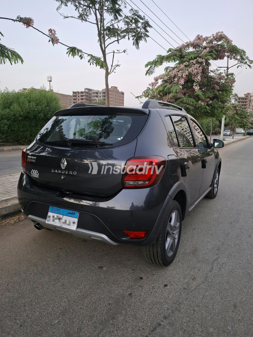 Renault Sandero Step Way 2021 Gray Automatic Used for Sale in Greater Cairo ( Cairo + Giza) - 4