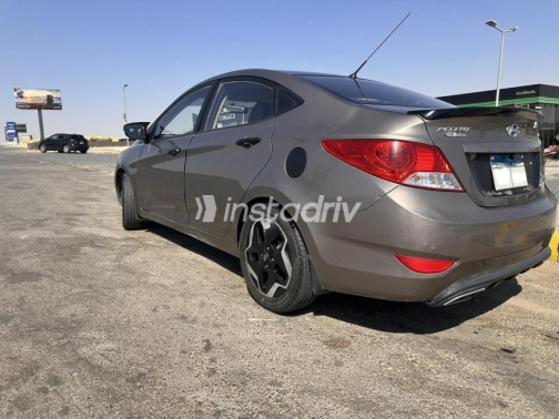 هيونداي اكسنت RB 2014 برونزي أوتوماتيك مستعملة للبيع في القاهرة - 3