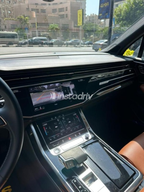اودي Q7 2025 رمادي أوتوماتيك مستعملة للبيع في القاهرة - 4