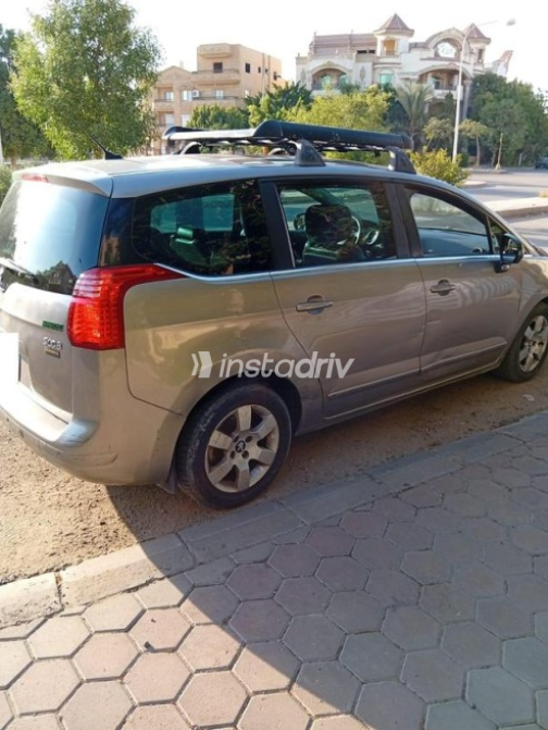 Peugeot 5008 2015 Gold Automatic Used for Sale in Obour City - 3