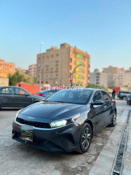 كيا سيراتو 2024 رمادي أوتوماتيك مستعملة للبيع في مدينة نصر - 2