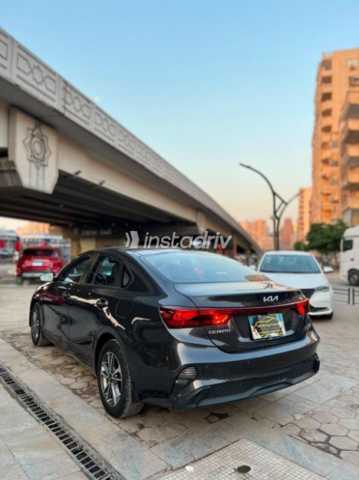 كيا سيراتو 2024 رمادي أوتوماتيك مستعملة للبيع في مدينة نصر - 4