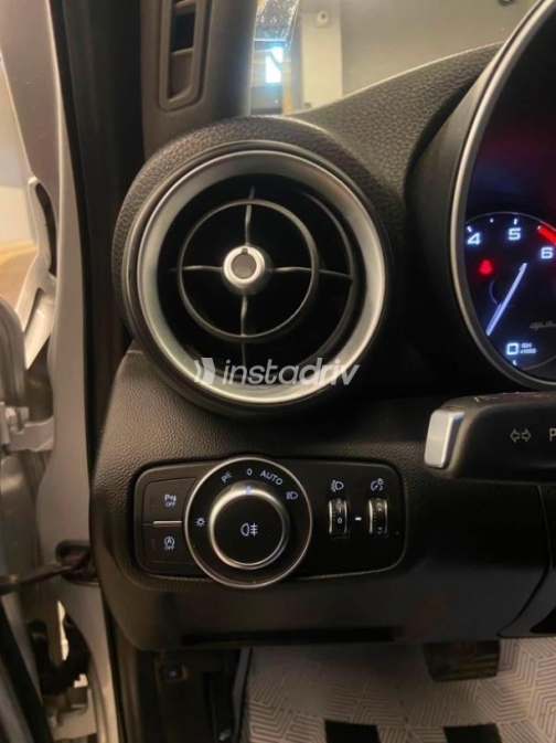 Alfa Romeo Giulia 2019 Silver Automatic Used for Sale in Sheraton - 10