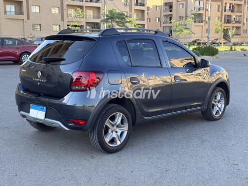 Renault Sandero Step Way 2021 Black Automatic Used for Sale in Greater Cairo ( Cairo + Giza) - 3