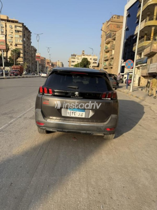 بيجو 5008 2020 رمادي غامق أوتوماتيك مستعملة للبيع في الجيزة - 4