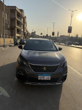بيجو 5008 2020 رمادي غامق أوتوماتيك مستعملة للبيع في الجيزة
