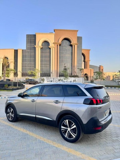 بيجو 5008 2019 فضي أوتوماتيك مستعملة للبيع في القاهرة - 4