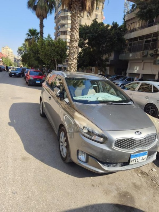كيا كارينز 2015 رمادي أوتوماتيك مستعملة للبيع في المهندسين