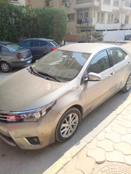 Toyota Corolla 2015 Champagne Automatic Used for Sale in Greater Cairo ( Cairo + Giza) - 4