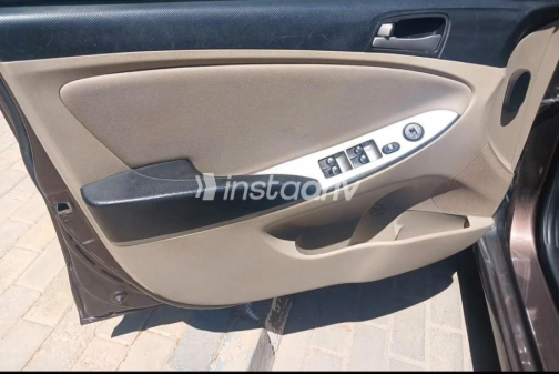 هيونداي اكسنت RB 2015 موكا أوتوماتيك مستعملة للبيع في مدينة الشيخ زايد - 4