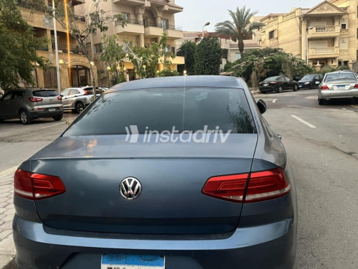 Volkswagen Passat 2018 Dark Blue Automatic Used for Sale in Cairo - 9