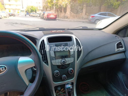 بى واى دى‬ F3 2025 أبيض أوتوماتيك مستعملة للبيع في القاهرة الكبرى ( القاهرة - الجيزة) - 6