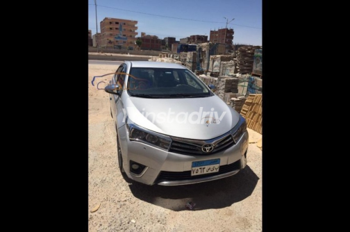 Toyota Corolla 2015 Silver Automatic Used for Sale in Alexandria - 1