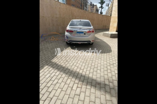 Toyota Corolla 2015 Silver Automatic Used for Sale in Alexandria - 3