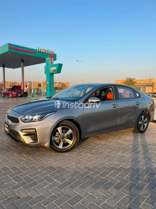 كيا سيراتو 2021 رمادي أوتوماتيك مستعملة للبيع في مدينة نصر - 4
