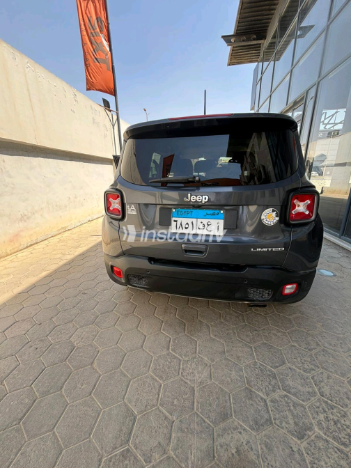جيب رينيجيد 2022 رمادي غامق أوتوماتيك مستعملة للبيع في القاهرة الكبرى ( القاهرة - الجيزة) - 6