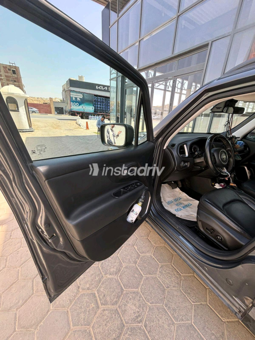 جيب رينيجيد 2022 رمادي غامق أوتوماتيك مستعملة للبيع في القاهرة الكبرى ( القاهرة - الجيزة) - 7