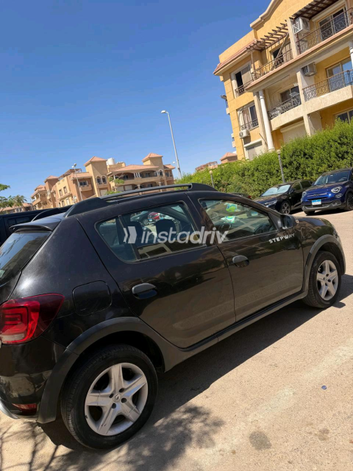 Renault Sandero Step Way 2021 Black Automatic Used for Sale in Greater Cairo ( Cairo + Giza) - 7