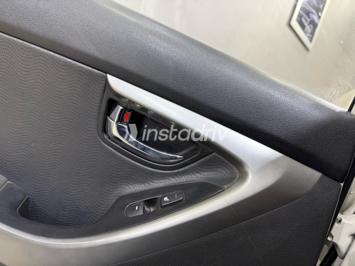 Hyundai Avante 2011 White Automatic Used for Sale in Greater Cairo ( Cairo + Giza) - 5