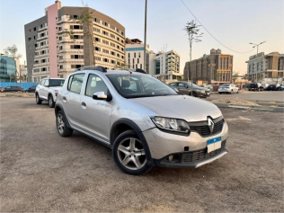Renault Sandero Step Way 2016 Silver Automatic Used for Sale in Sheikh Zayed City