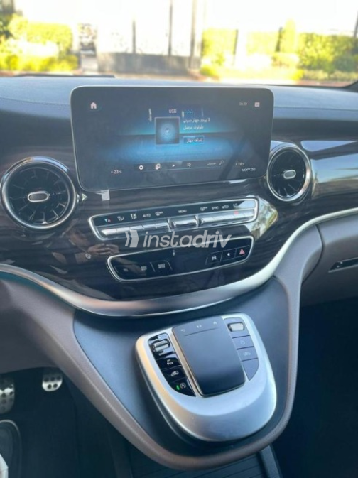 Mercedes V 250 2022 Black Automatic Used for Sale in Maadi - 4