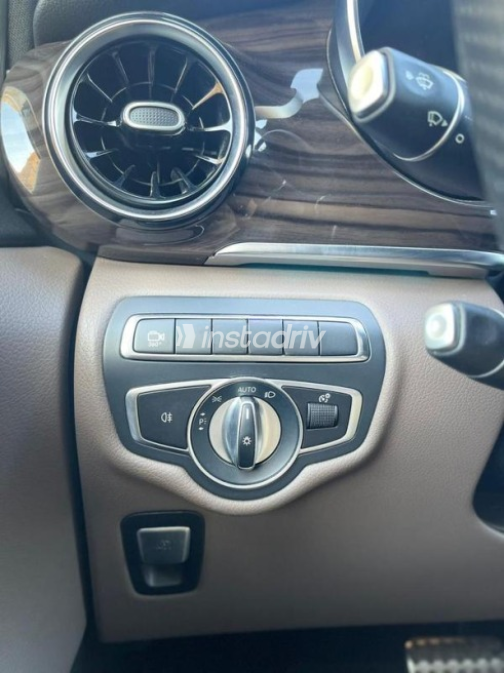 Mercedes V 250 2022 Black Automatic Used for Sale in Maadi - 5