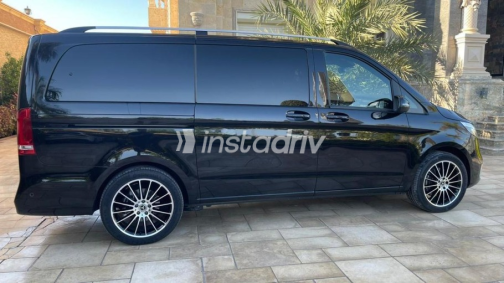 Mercedes V 250 2022 Black Automatic Used for Sale in Maadi - 10